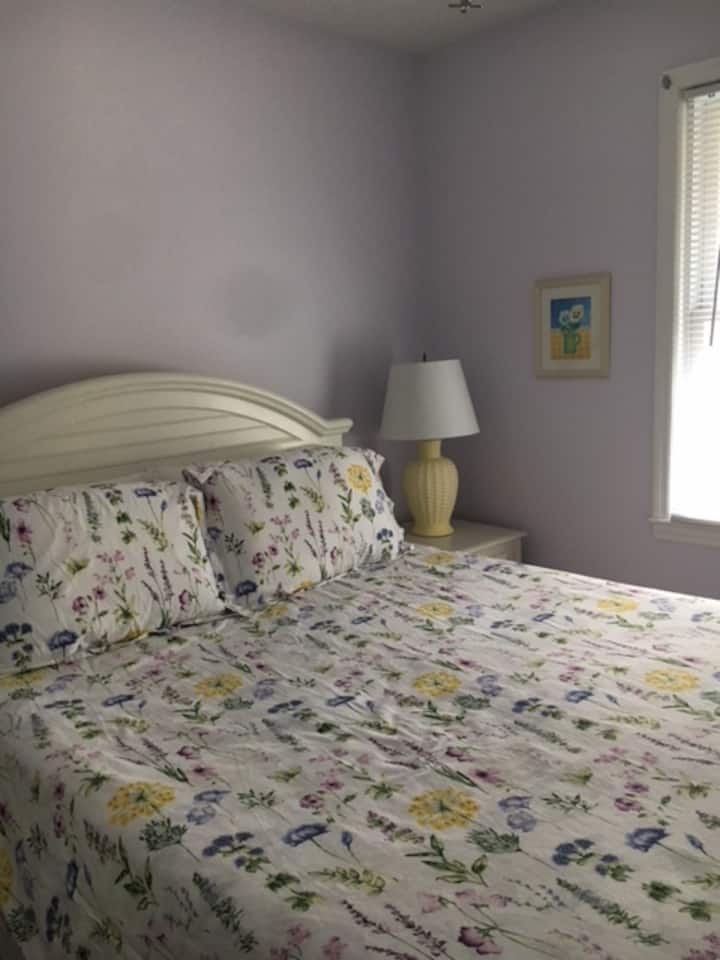 标准双人床卧室
