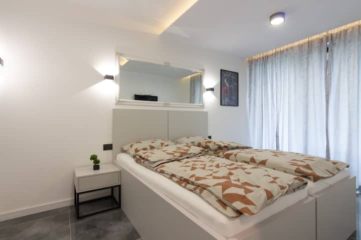 Deluxe Belvedere Apartments - Среќа - спална соба 1