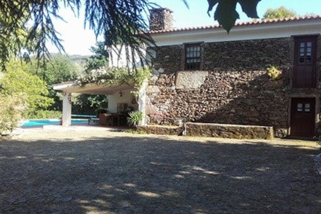 Frente da casa com vista para a piscina