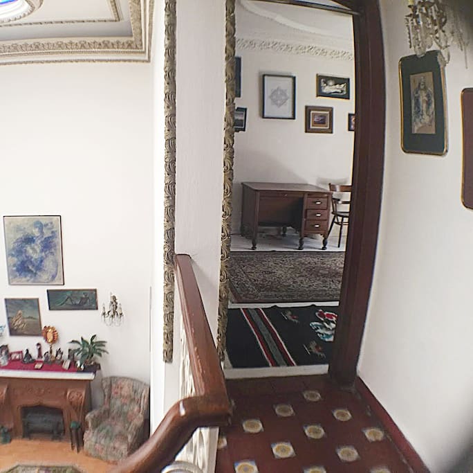 La habitación se encuentra dentro de la casa que es de estilo colonial californiano de la Condesa.