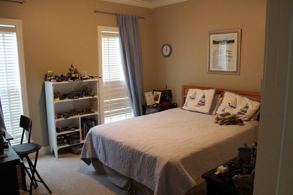 Bedroom with queen bed