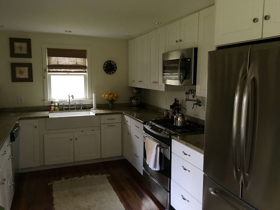 Duel Fuel Range (Gas stove, electric oven). Fully equipt kitchen, microwave, dishwasher, disposal.