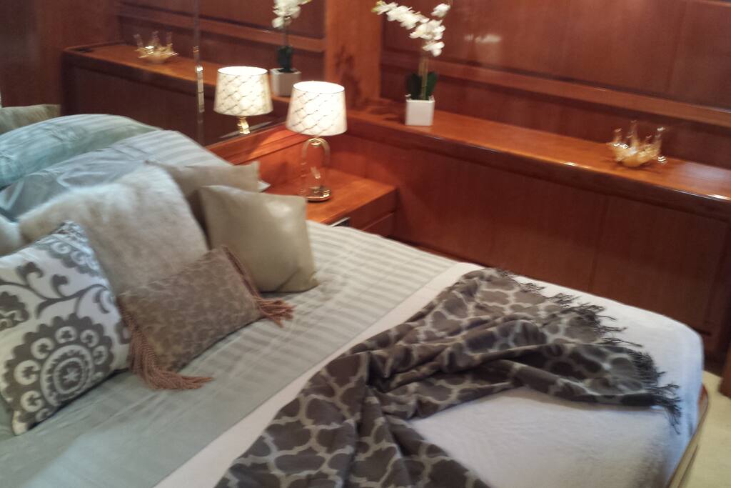 MAIN SUITE ROOM