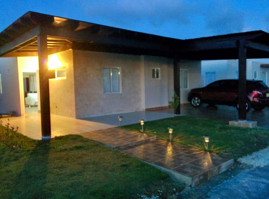 vista frontal de la residencia.