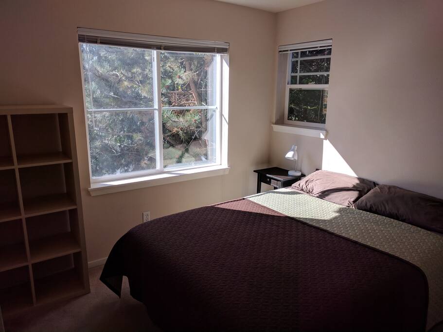 Bedroom 2: Queen Size bed