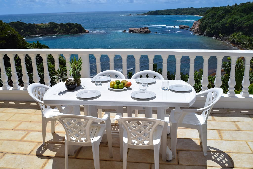 Dining on the big terrace / Diner sur la grande terrasse