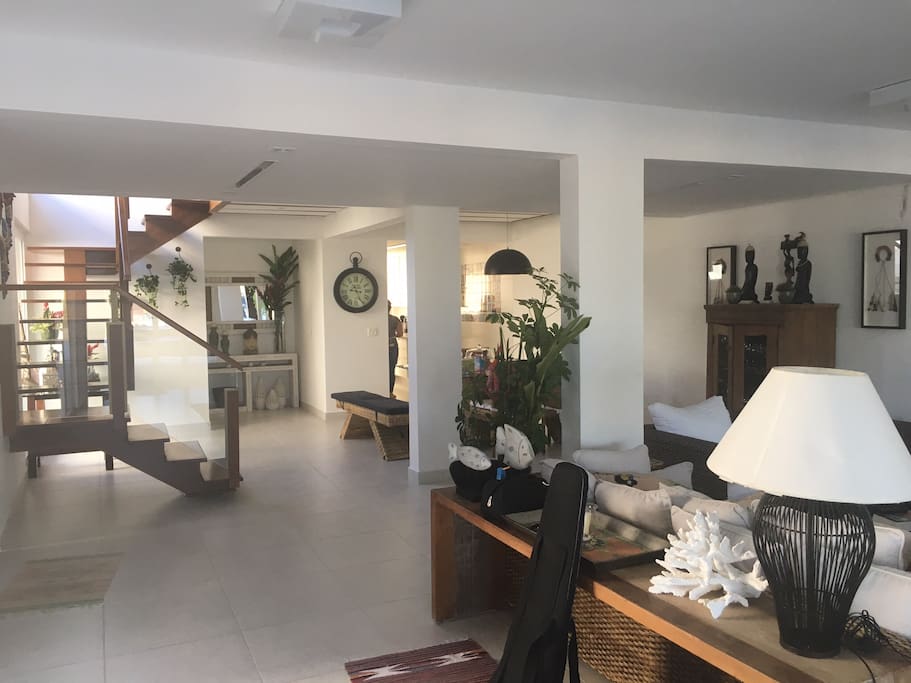Sala com ampla visão panorâmica no andar térreo da casa