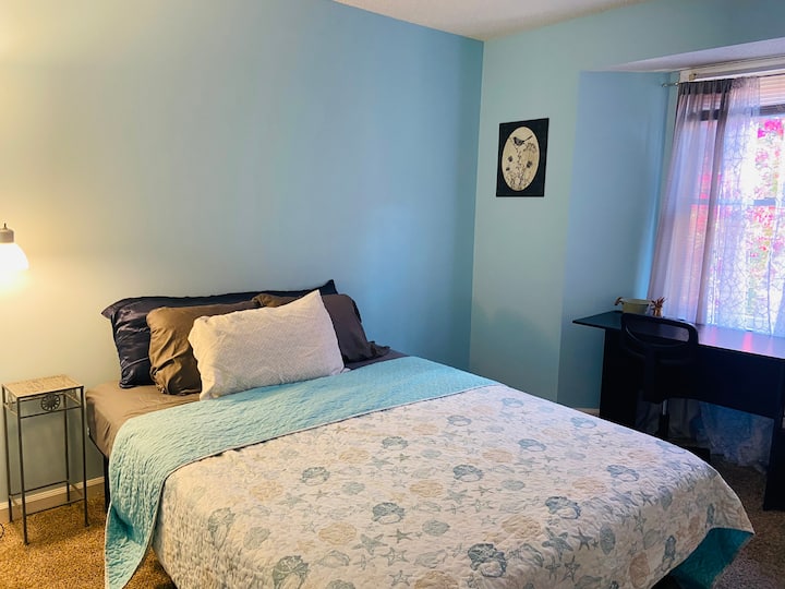 ห้องนอน 2 พร้อมพื้นที่โต๊ะทำงาน