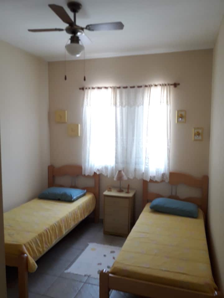 有两张床的房间