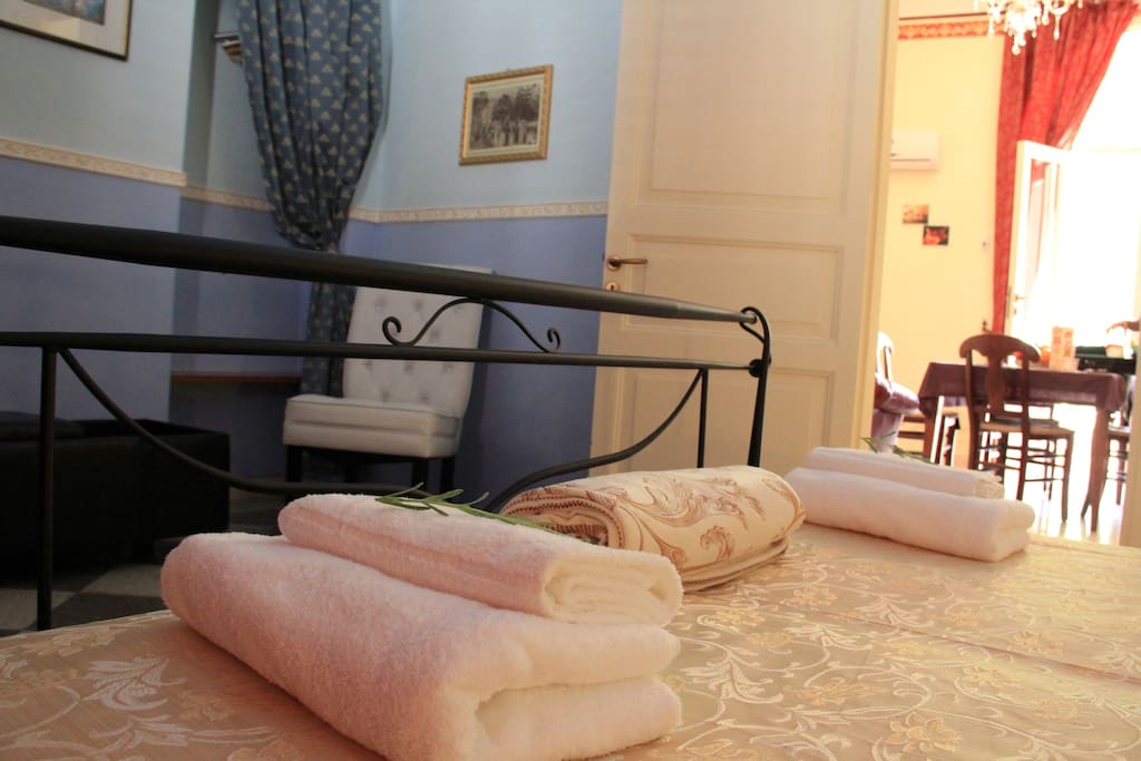 la camera da letto nell'appartamento per gli ospiti della villa