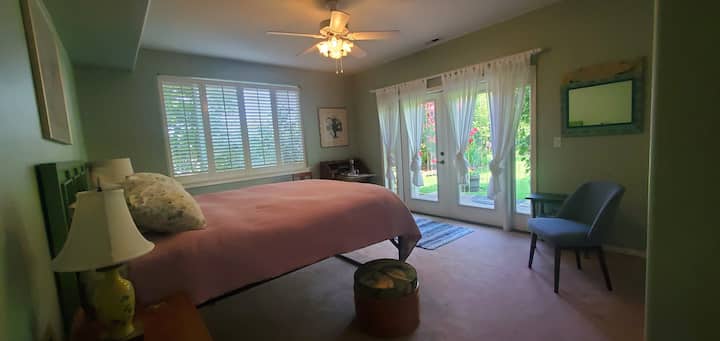 Მყუდრო ოთახი ცალკე უკანა ეზოთი და პლაჟისკენ მიმავალი ბილიკით.