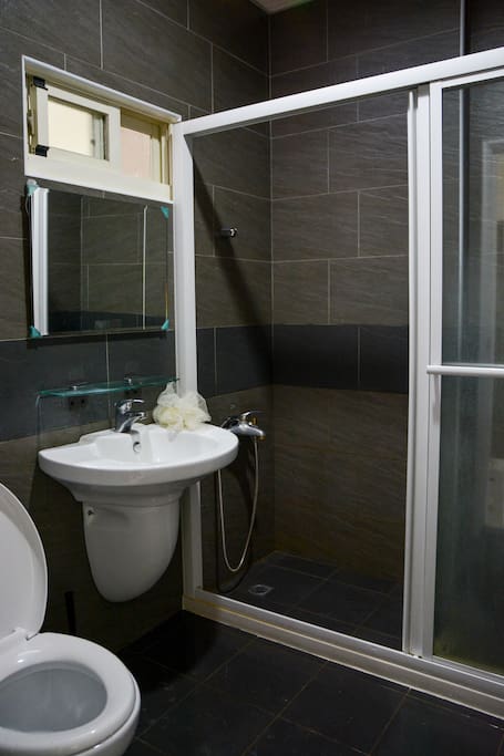 A clean and bright bathroom provides shower gel and shampoo.