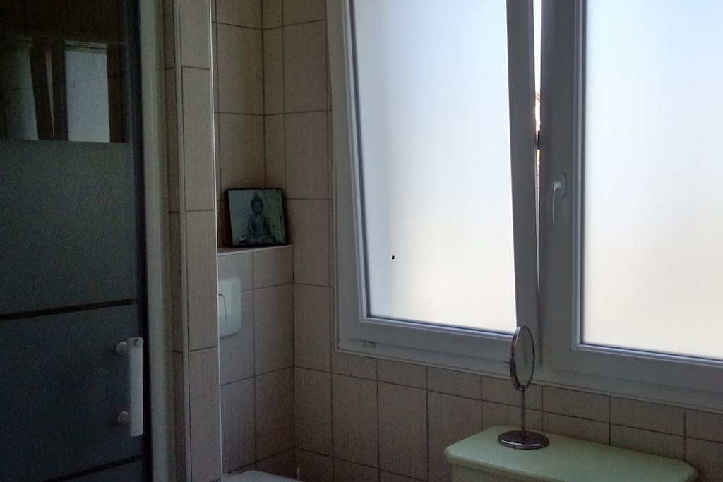 salle d'eau et toilettes tout près de la chambre
