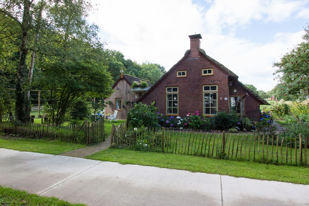 De B&B is apart en toch verbonden met het boerderijtje waar we zelf wonen.