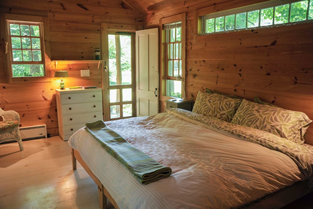 King size bed with fresh, modern linens