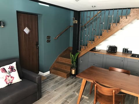 Top performing Airbnb: Stylish & Comfortable - Quick Access to London in Epsom And Ewell