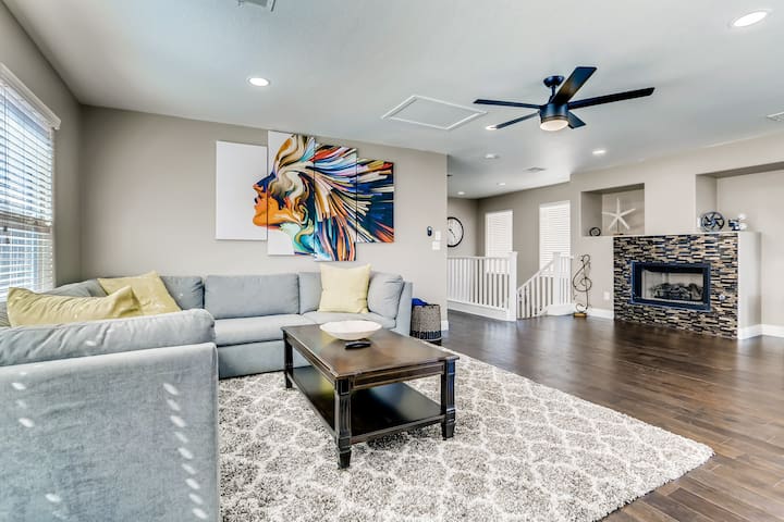 MODERN POOL HOUSE – 15min to the strip!