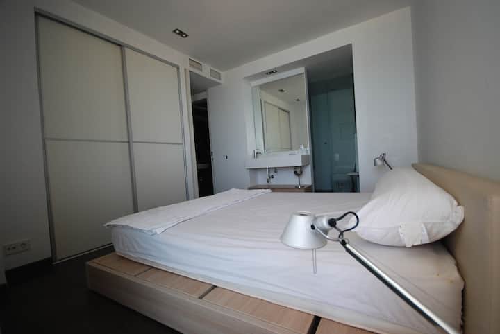 Chambre avec lit double 1, salle de bain intégrée et placard et climatisation comme dans le reste de l'appartement.