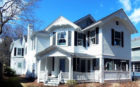 5 Bds  3 1/2 Baths Front House Stockbridge In-Town