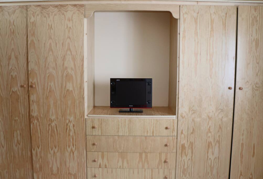 Quarto - Guarda Roupa: Televisão, gavetas e prateleiras