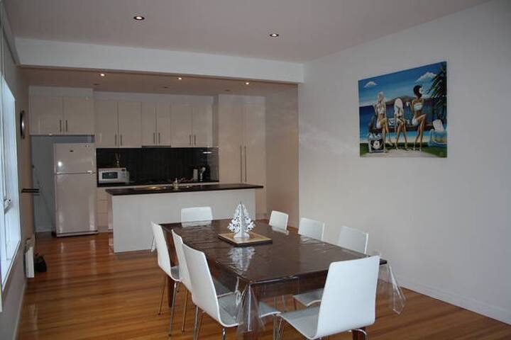 The Green Oasis – 5 bedrooms, 3 Queen/6 Singles gallery image 2