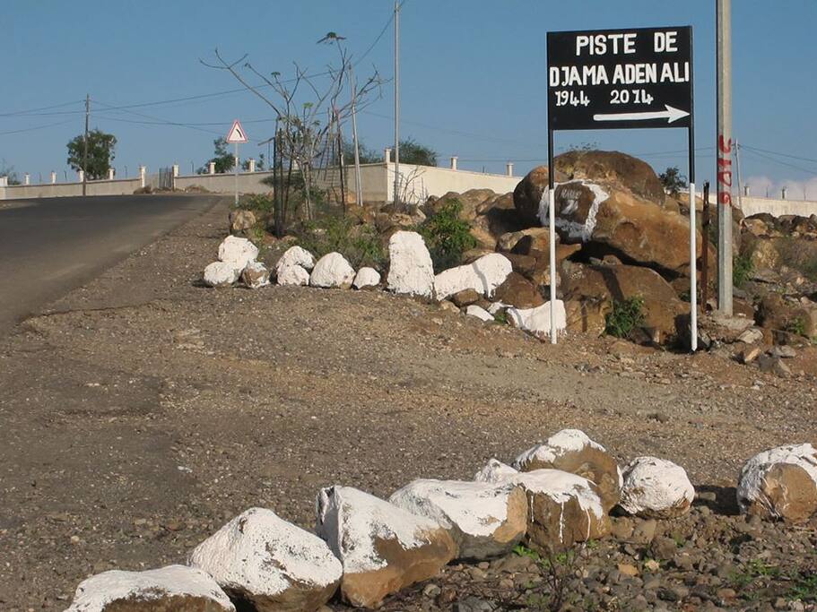 Suivre ce panneau La maison des Randonneurs se trouve 1 km face à la mer.