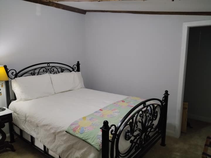 Completamente renovado del encuadre. Nuevos paneles de yeso, aislamiento, alfombra, pintura, etc. ¡Como una casa nueva!