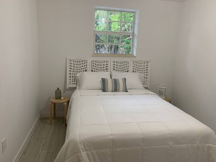 独立卧室提供宁静的空间、毛绒床上用品和Tempur-Pedic标准双人床垫，让您睡个好觉。
