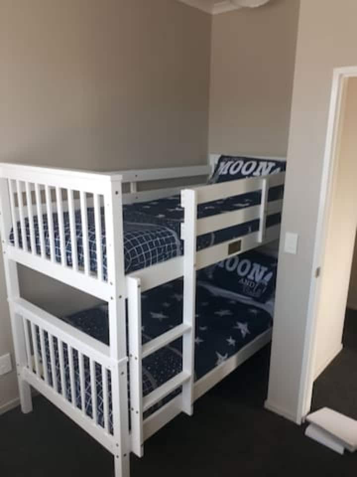 חדר חמישי, מיטת קומותיים.