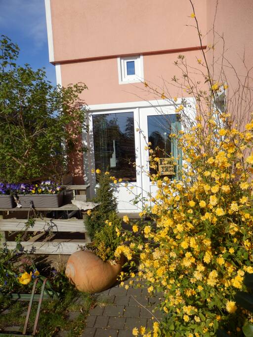 Außenansicht mit kleiner Terrasse