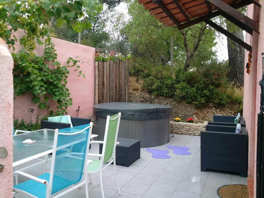 terrasse avec jacuzzi