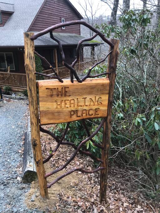 Sign at the entrance of the driveway!
