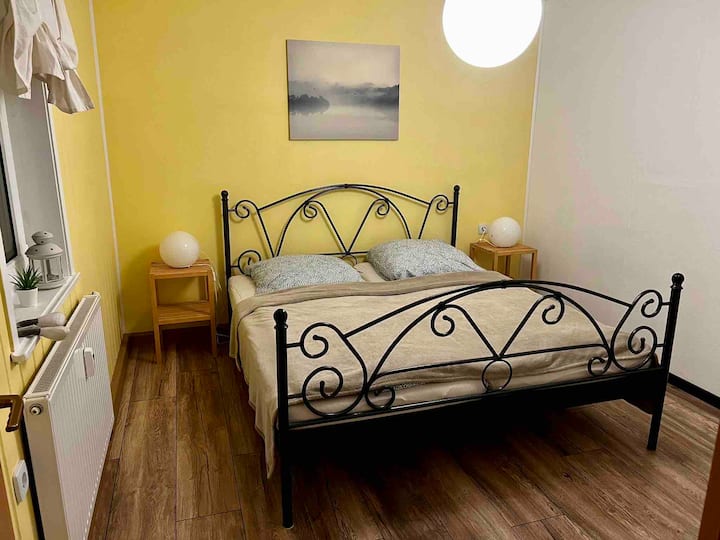 The bedroom with a 1,80 m bed is friendly and bright, offers a wardrobe and enough space for an extra or crib. Ideal for couples or small families.