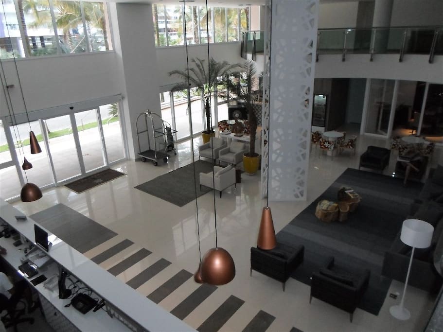 Lobby. A recepção funciona 24 horas e dá apoio a todos os serviços do resort