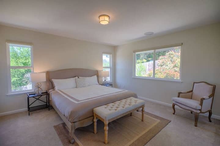 Bedroom # 2. 
Fourty+ ceiling speakers throughout the house from LA based Roger Sound Labs makes for a fun wholehome audio experience. All bedrooms have Google Home so just say "Hey Google Play Jazz" and tune to source 5 on the wall control. 