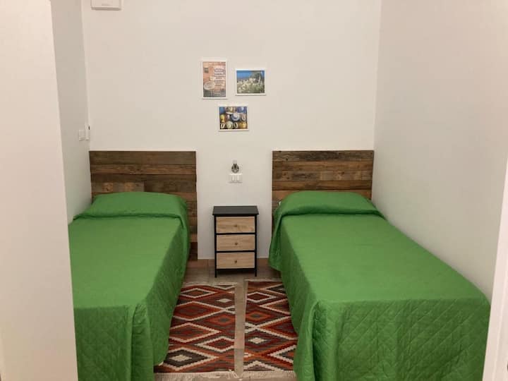 ห้องพักพร้อมเตียงเดี่ยว 2 เตียงห้องพักมีระบบระบายอากาศแบบควบคุมด้วยระบบระบายอากาศเพื่อการเปลี่ยนแปลงอย่างต่อเนื่องรวมถึงโทรทัศน์