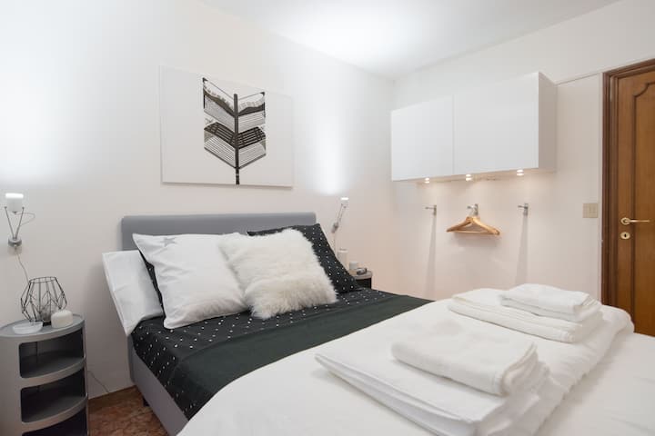 Първа спалня с двойно легло. Мебели и закачалки за дрехи. 