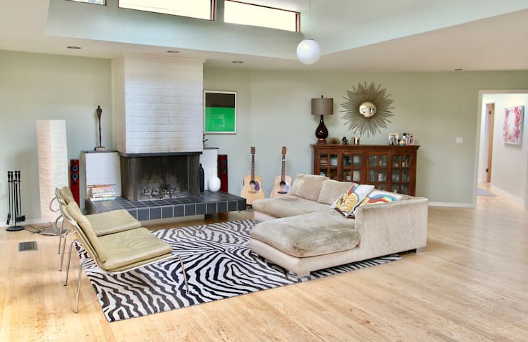 Spacious mid-century modern oasis near the beach