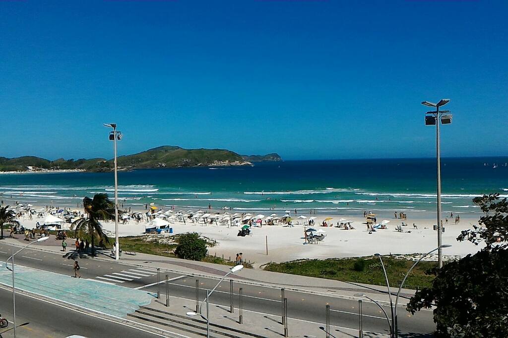 em frente à praia