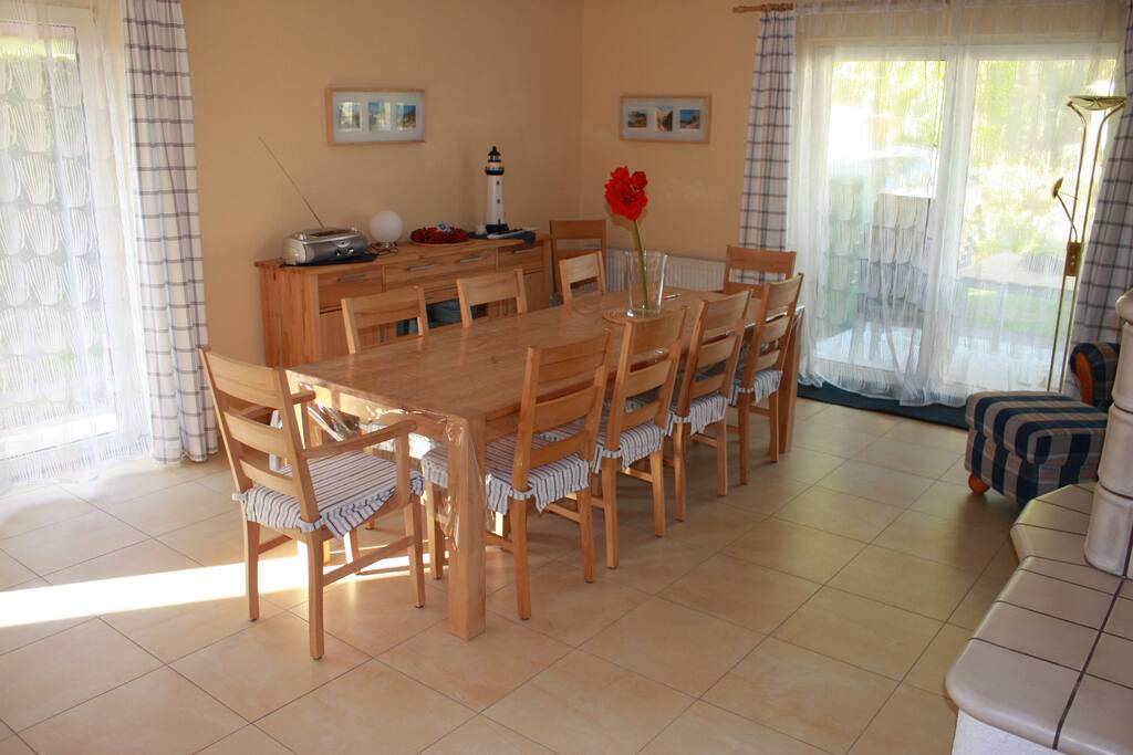 Großzügiges Eßzimmer mit direktem Zugang zur Terrasse und Garten