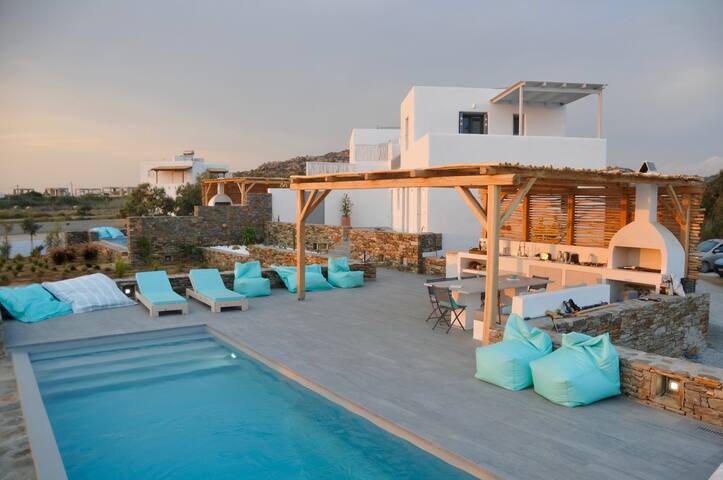Les Thébaïdes: Luxury Villa on Plaka Beach. gallery image 5
