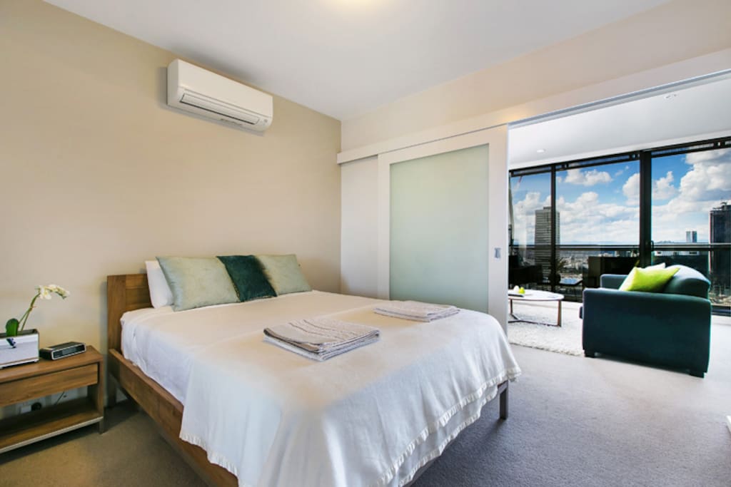 bedroom & queen bed