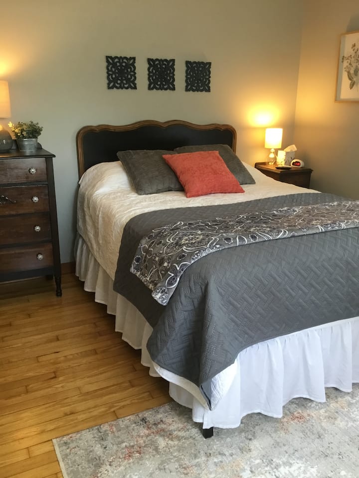 Dormitorio tamaño queen en el segundo piso