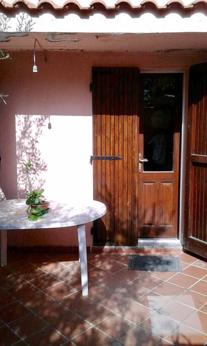 Portellone d'ingresso con ampia veranda