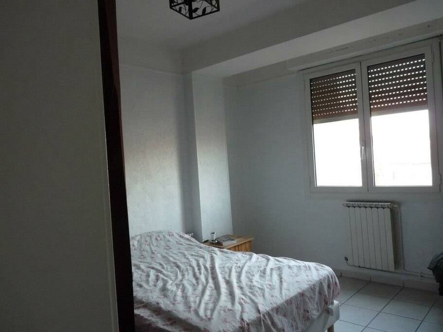 Chambre très lumineuse donnant sur une cours intérieure