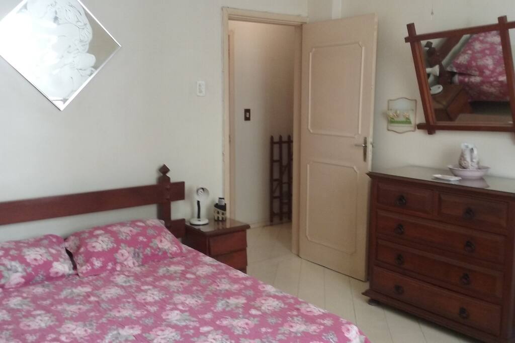 Cama de casal, TV, ventilador de teto e ar condicionado.