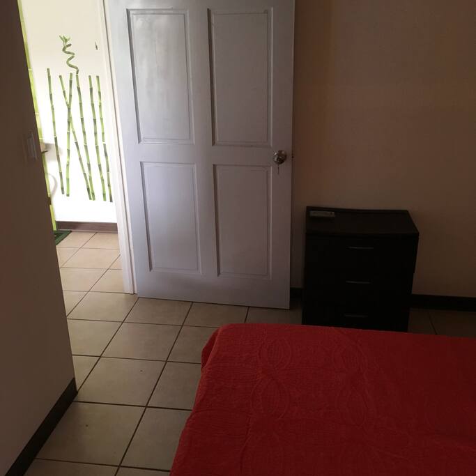 The room is located downstairs. Chambre au rez-de-chaussée. Habitación en el piso de abajo.