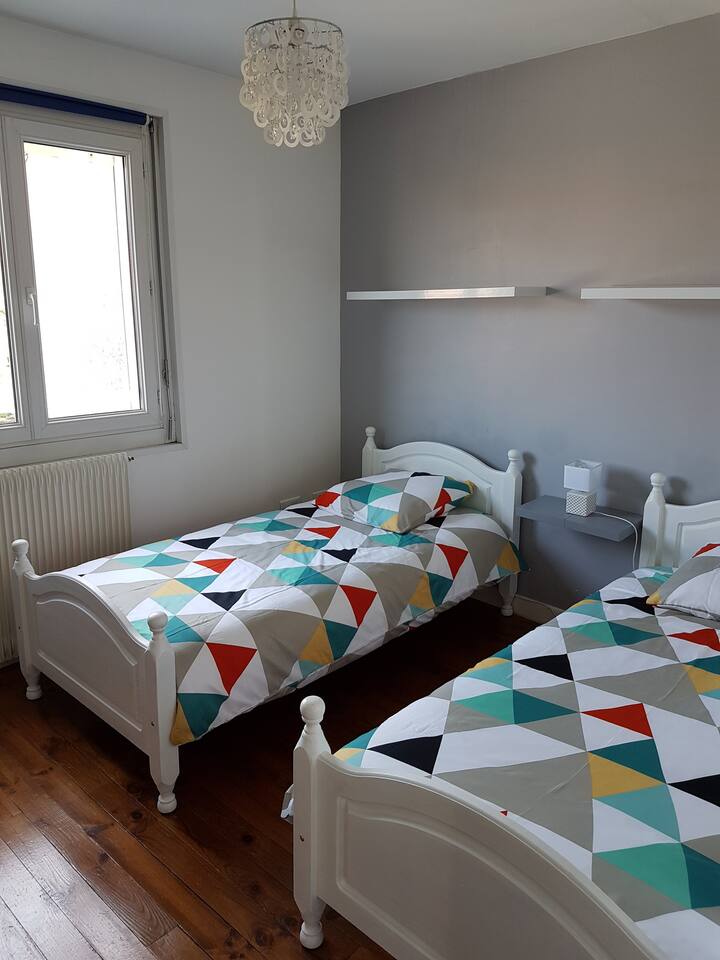 Schlafzimmer mit 2 Einzelbetten (90*190)