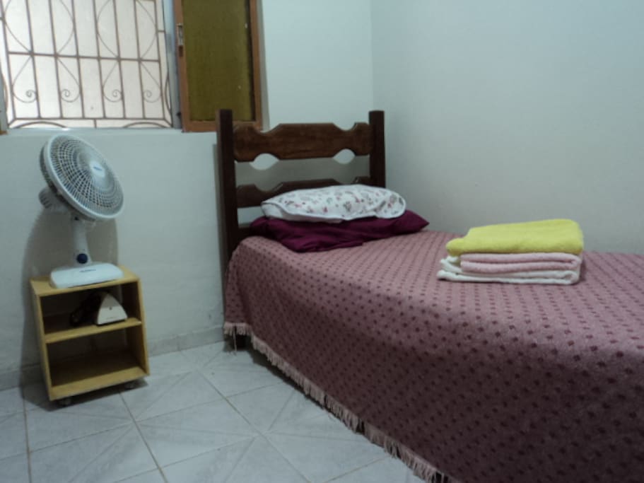 QUARTO COMO LENÇOIS E TOALHAS LIMPAS