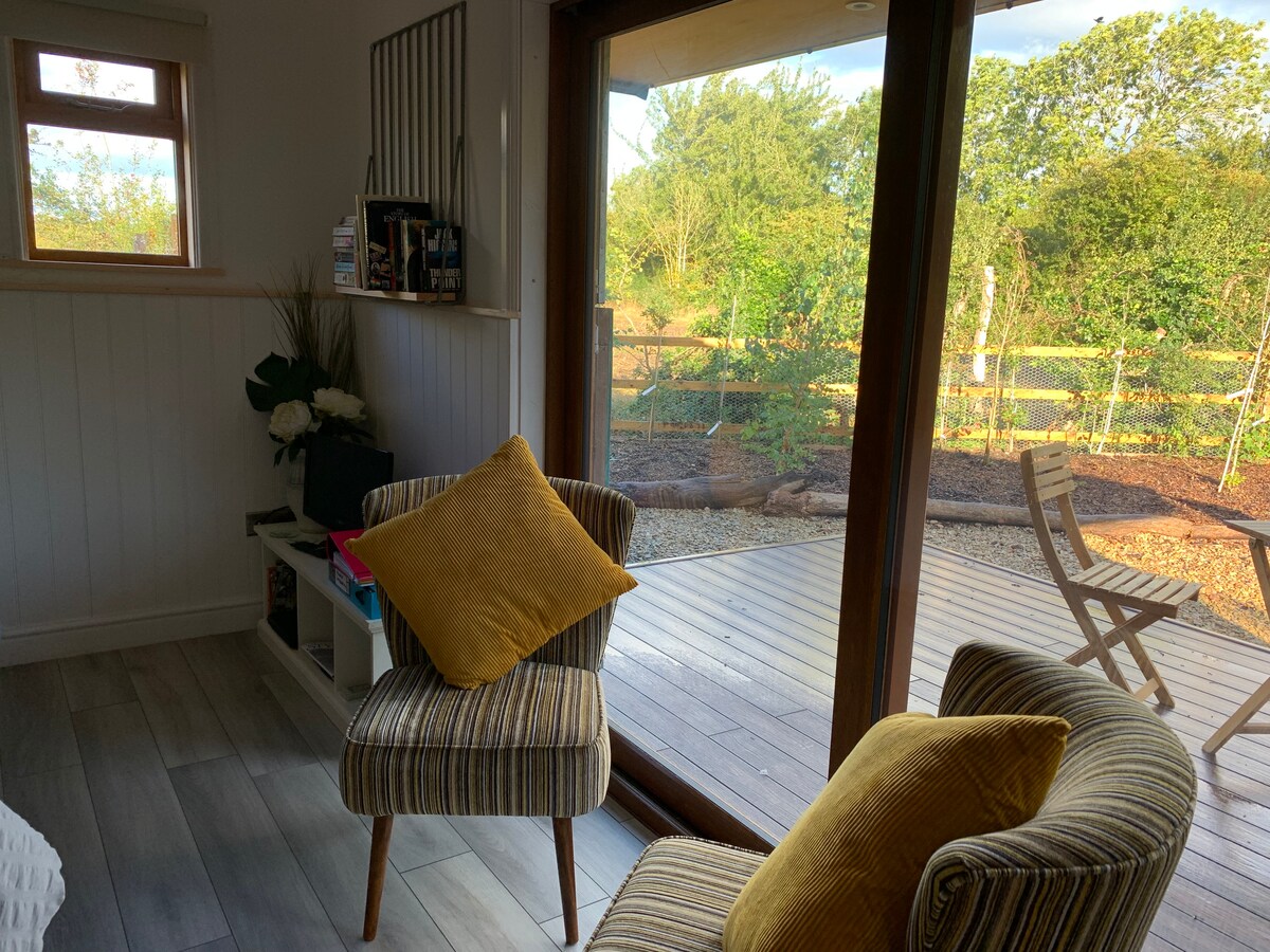 Popular Airbnb listing: The Stable quiet country lane 4 miles to Stratford in Warwickshire